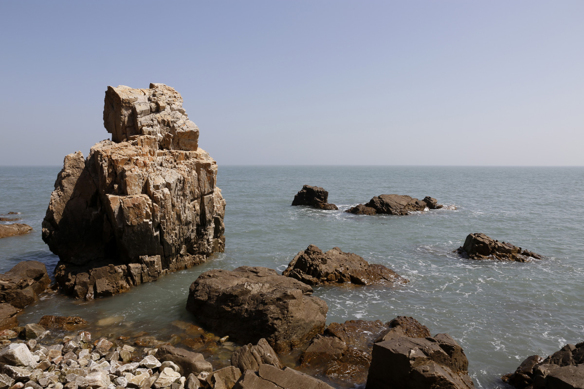기암괴석이 눈길을  끄는 송이도 해안. 큰내끼에는 해식작용에 의해 형성된 갖가지 모양의 바위들이 모여 있다.