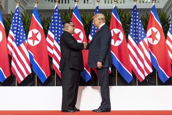 트럼프 미국 대통령과 김정은 북한 국무위원장. 사진은 지난해 6월 12일 첫 북미정상회담 때 악수하고 있는 모습. 
