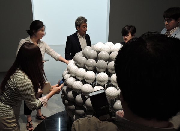 박은선 I '우주볼 Sfere(Cosmos-Balls)' 흰색 회색 화강암, 철 140(H)×180×130cm 2018
