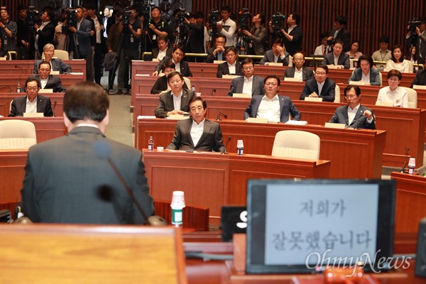 김무성 자유한국당 의원이 15일 오후 국회 예산결산특위 회의장에서 열린 자유한국당 비상의원총회에서 2020년 총선 불출마 발표를 하고 있다. 예결위장 대형스크린과 모니터에는 '저희가 잘못했습니다'라는 문구가 띄워져 있다.
