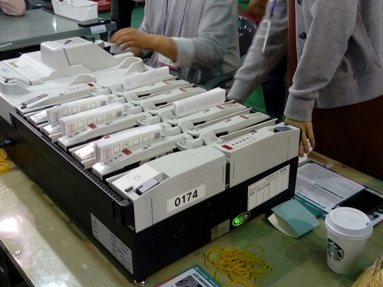 투표지분류기 투표지분류기로 투표지를 분류 작업하는 6.13 지방선거 여수시 개표장의 개표사무원들