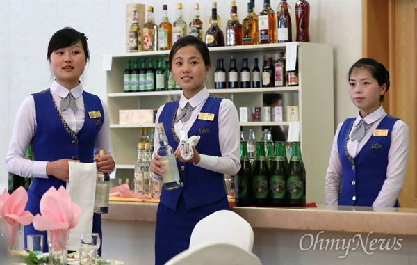22일 북한 금강산호텔에서 8·15를 계기로 이산가족 상봉행사를 논의하기 위한 남북 적십자회담이 열렸다. 사진은 이날 근무중인 금강산호텔 접대원들.