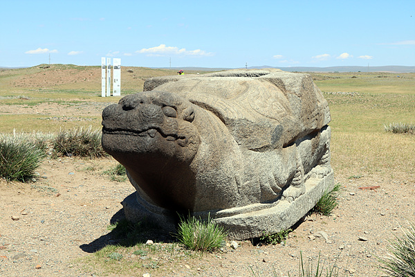 옛 몽골의 수도였던 카라코룸 대평원에는 에르덴죠사원만 남아있고 카라코룸 유물이었을 것으로 짐작되는 거북바위만 뎅그러니 홀로있었다.