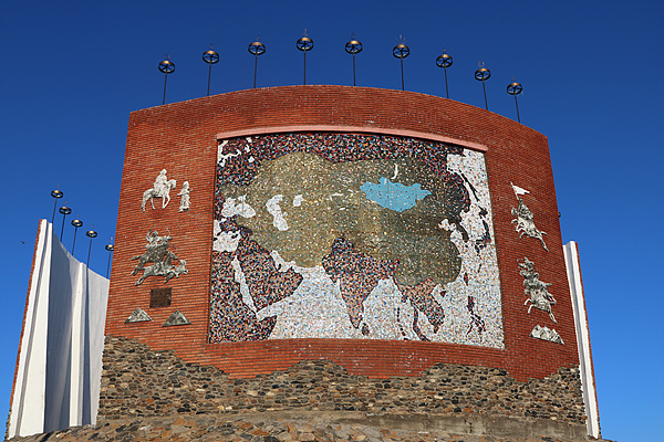 카라코룸 시내가 보이는 언덕에 선 오보. 옛몽골제국의 지도를 타일로 붙여놓았다