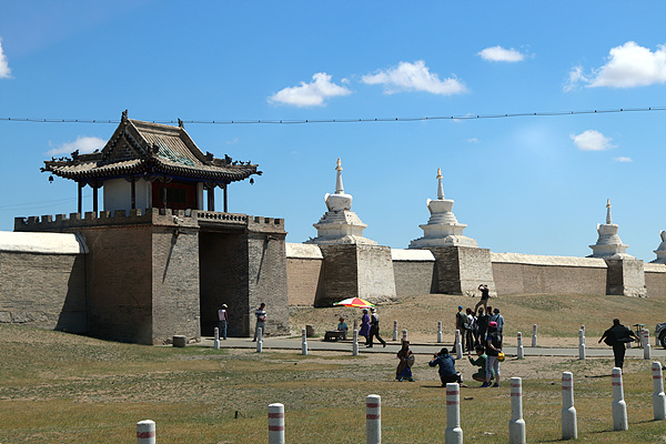 에르덴죠 사원 모습으로 사방 400m에 108개의 스투파가 있는 라마불교사원이다. 러시아가 몽골을 지배할 때 5백여명의 승려가 희생당했다고 한다.