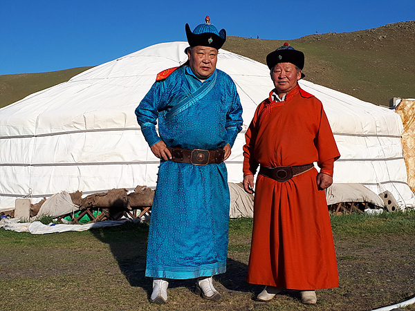 게르 앞에서 몽골전통복장을 입은 몽골인들 모습.