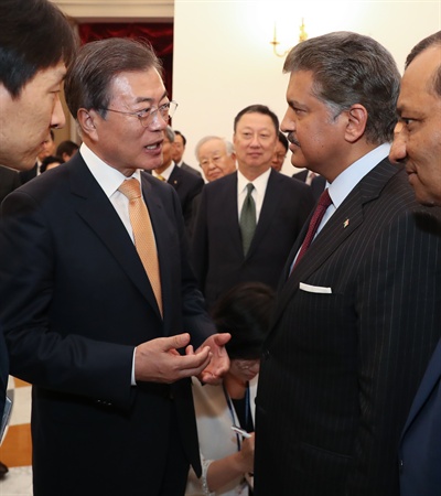  President Moon Jae-in discusses the dismissal of former Mahindra group president Anand Mahindra and carmaker Ssangyong in Ssangyong from a round table held in New Delhi, India, on Tuesday. -midi 