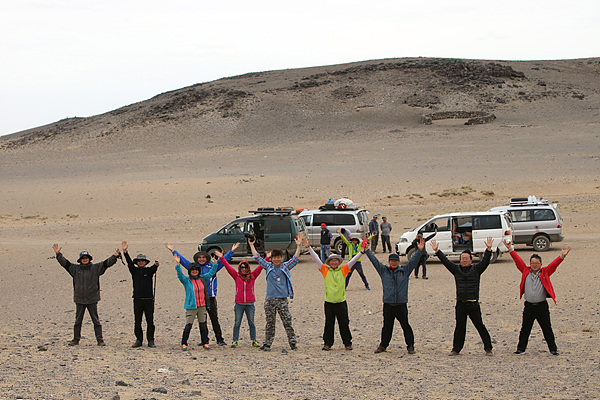  험난한 길을 운전하는 운전사들이 휴식을 취할 동안 인근사막을 돌아보고 온 일행이 멋진 포즈를 취했다