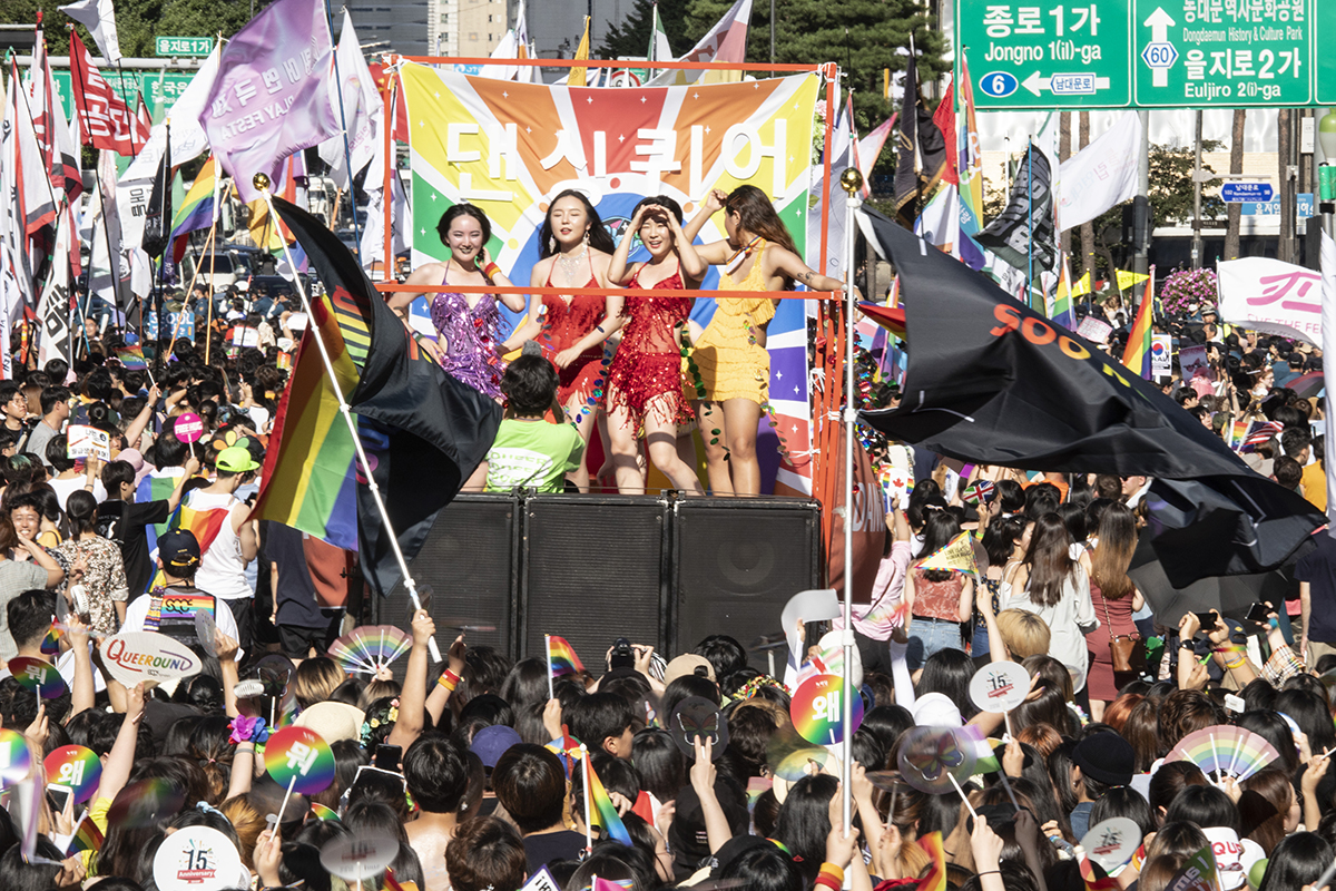 제19회 2018서울퀴어문화축제가 14일 오전 서울광장에서 개막한 가운데, 오후 시청광장을 출발해 행진을 시작했다. 