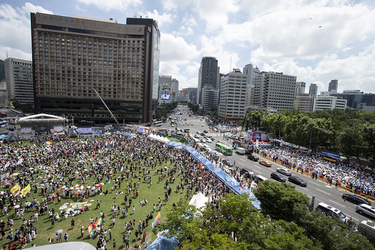 14일 서울광장에서는 퀴어문화축제가, 맞은 편 대한문 광장에서는 반대 집회가 동시에 열렸다. 이 같은 광경은 수 년째 되풀이되고 있다. 
