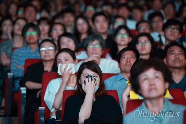 2018년 7월 26일 오후 서울 서대문구 연세대 대강당에서 열린 '고 노회찬 국회의원 추도식'에서 참석자들이 고인의 생전 모습을 보며 눈물을 흘리고 있다.