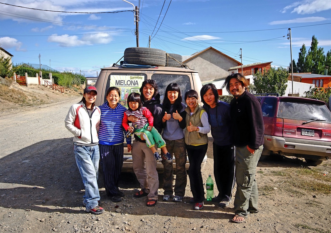 정미자씨 가족이 길위에서 만난 사람들과 포즈를 취하고 있다.