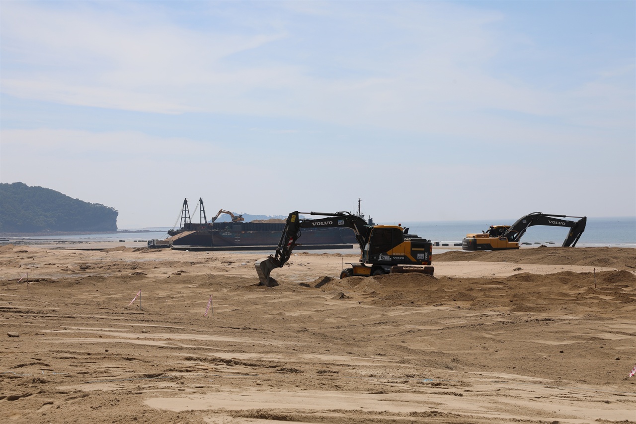  꽃지 해변에서 사구복원을 위한 양빈 사업이 진행되고 있다.