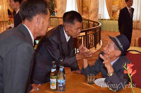 20일 금강산호텔에서 열린 제21차 남북 이산가족 단체상봉 행사에서 남측 양경용(89) 할아버지가 북측 가족들을 만나 대화하고 있다.