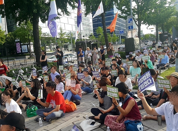  25일 시민모임 '헌법앞성평등'이 마련한 '5차 성폭력, 성차별 끝장집회'에 참석한 시민들.