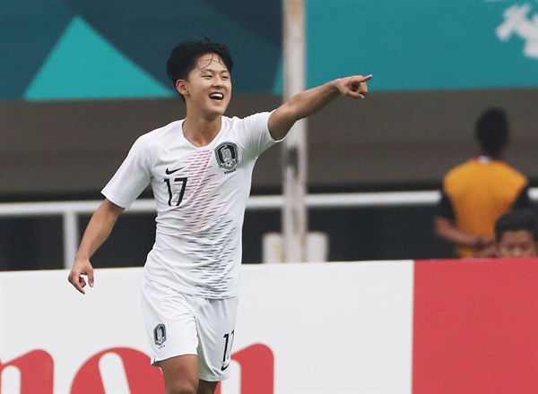 이승우 또 골이다 29일 오후(현지시간) 인도네시아 자와바랏주 보고르 치비농의 파칸사리 스타디움에서 열린 2018 자카르타·팔렘방 아시안게임 남자축구 준결승 한국과 베트남의 경기. 한국 세 번째 골을 넣은 이승우가 기뻐하고 있다.