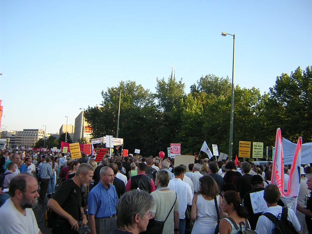 2000년대 초반 노동정책개혁 반대시위에 참여한 구동독주민 모습 