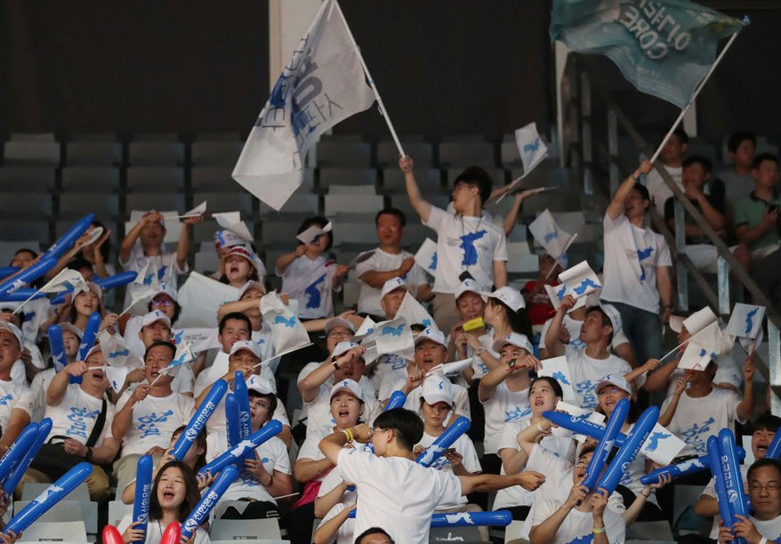 남북 공동응원단이 여자농구 단일팀 결승전에서 열띤 응원을 펼치고 있다.
