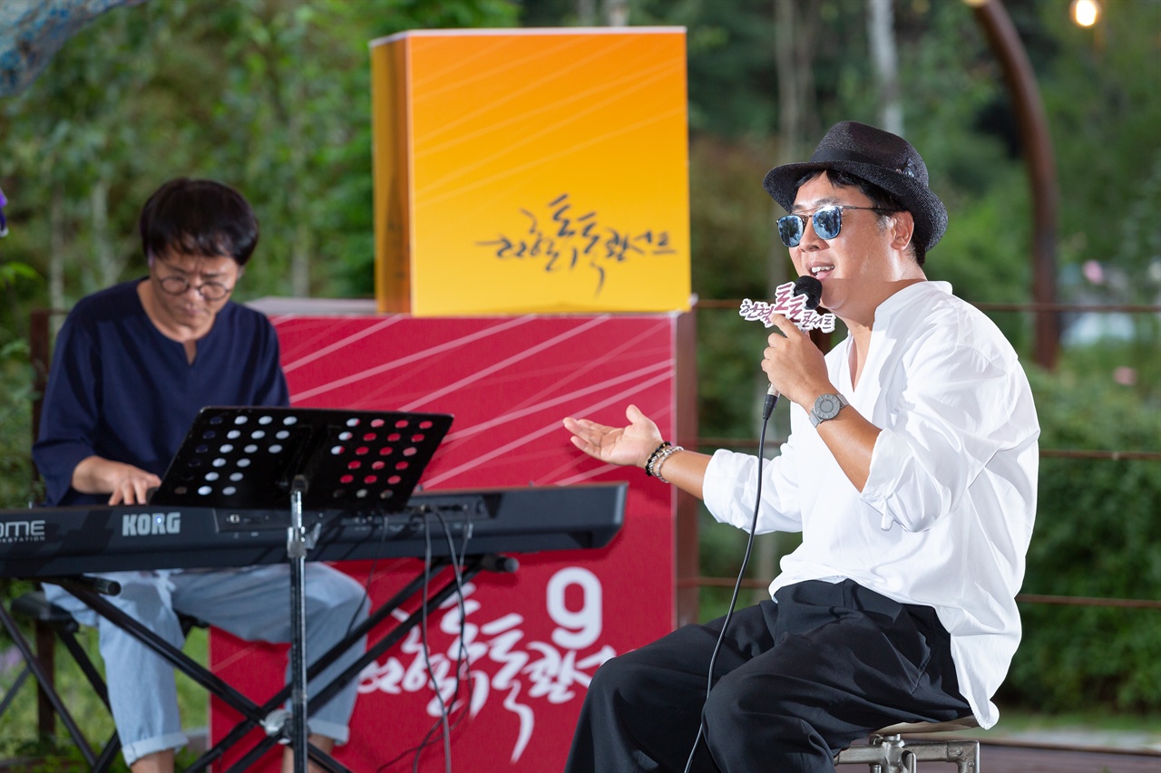  이동우씨가 재즈 피아니스트 송광식씨와 헌혈톡톡콘서트 무대에서 공연을 선보이고 있다.