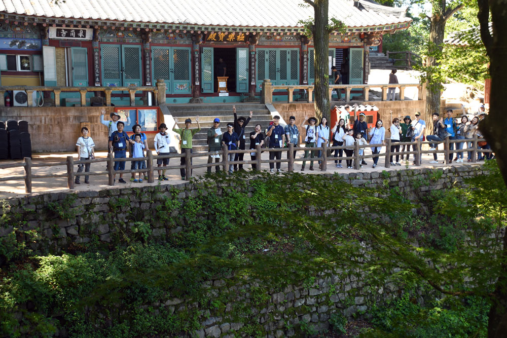  한잔 마시면 삼 년이 젊어진다는 고란약수를 마시고 ‘고란사’에서 잠시 휴식을 취하고 있다. 