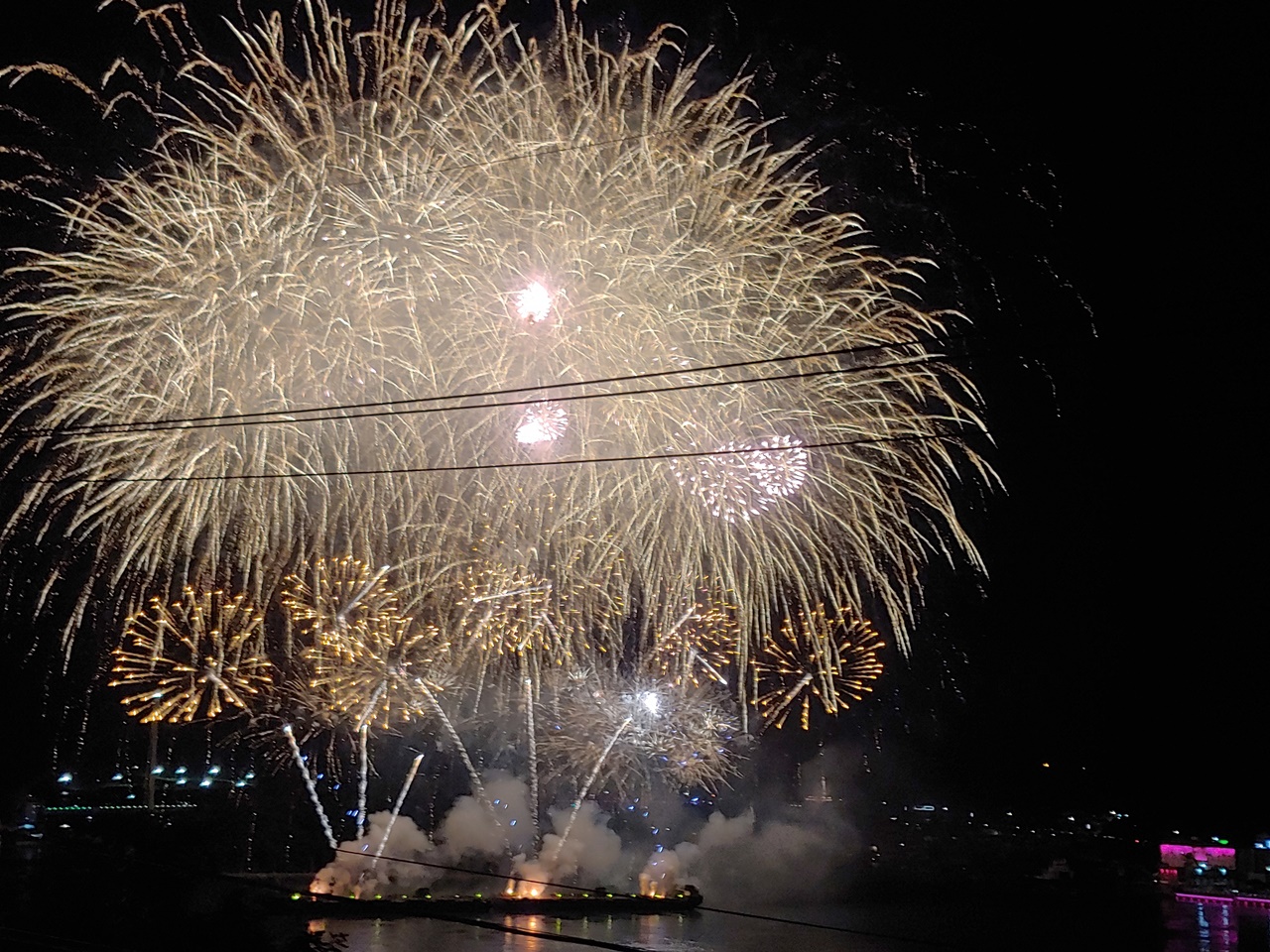  '여행, 사랑, 꿈'이라는 주제로 열린 2018 여수 밤바다 불꽃축제