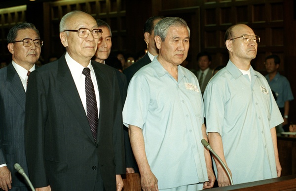 전두환,노태우 전대통령,유학성 전중앙정보부장(앞줄 오른쪽부터) 피고인이 서울지법 417호 대법정에서 12.12. 및 5.18사건 선고공판에서 기립해 있다. 1996년 8월 26일.