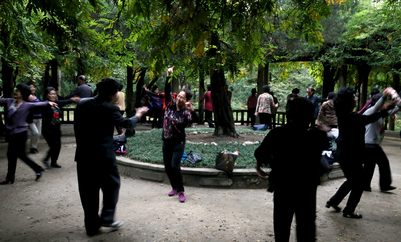  모란봉공원 을밀대 근처에서 은퇴한 시민들이 음악소리에 맞춰 춤을 즐기고 있다.-(사진 설명 따옴)