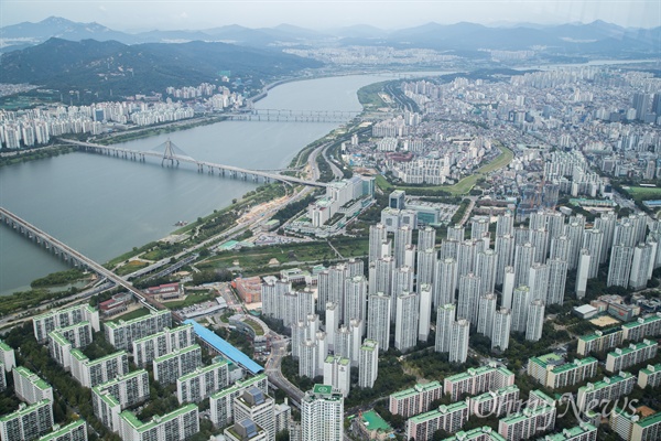  정부의 9.13 부동산 대책을 앞둔 13일 오후 서울 도심에 밀집해 있는 아파트의 모습들. 