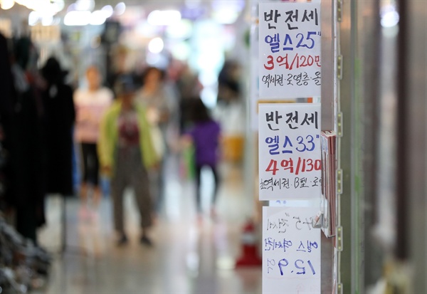  부동산 가격 안정을 위한 정부의 종합 부동산대책을 하루 앞둔 12일 서울 송파구의 한 상가 부동산중개업소에 아파트 시세가 붙어 있다. 한편 이날 금융위원회와 한국은행에 따르면 지난달 은행권 가계대출 중 주택담보대출은 3조4천억원 증가했고 이는 지난해 7월(4조8천억원) 이후 가장 큰 증가폭이다. 이로써 은행권 주택담보대출 잔액은 591조1천억원으로 불어났다. 