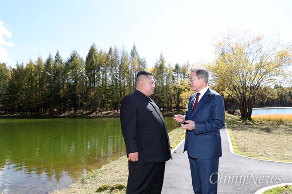 지난 2018년 9월 20일 문재인 대통령과 김정은 국무위원장이 남북정상회담 마지막날 백두산 부근 삼지연초대소에서 산책하며 대화하고 있다.