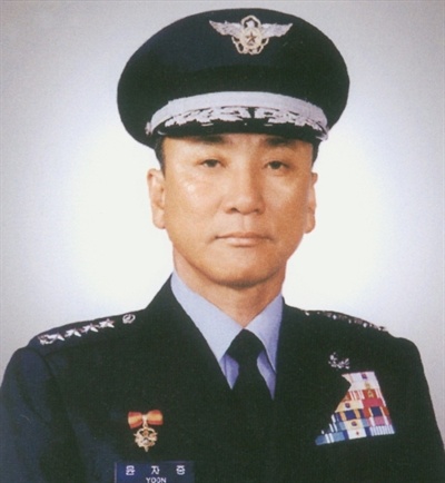 윤자중 14대 공군참모총장 윤자중은 1980년 5.18광주민주화운동 당시 공군참모총장이었다.
