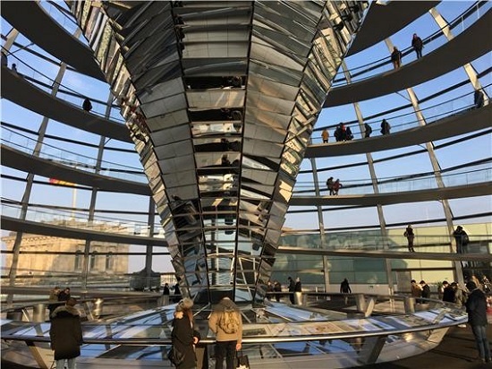 독일은 신축건물의 재생에너지 활용 및 에너지 효율화를 의무화하고, 공공기관이 앞장서서 모범을 보이고 있다. 수도 베를린에 있는 연방의회 의사당은 1999년 재건축을 계기로 지붕의 유리 돔과 거울 기둥을 통해 자연채광 효과를 극대화하고 태양광 등 재생에너지로 전력 수요의 상당 부분을 충당하고 있다.
