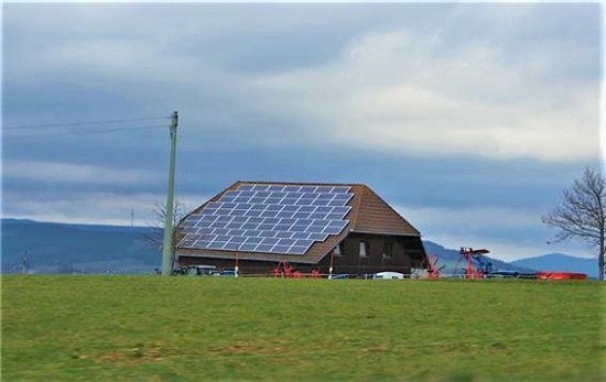  독일 바덴-뷔르템베르크 주의 한적한 산길에 자리 잡은 주택 지붕에 태양광 패널이 설치되어 있다. 독일에서는 전력 소비자인 지역주민들이 가계나 마을협동조합 단위로 생산에도 참여하기 때문에 이익 공유와 함께 ‘에너지 민주주의’가 증진되고 있다.