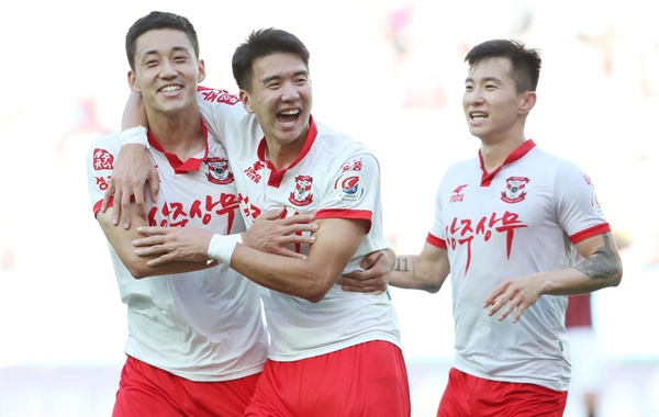 Changzhou Park Paper "Great! & # 39; Professional Football 2018 K League 1 (Clbadic) at the Seoul World Cup Stadium on May 30th. Match between Seoul FC and the Sangju professional football team. In the second half, Sangju Park (center) puts an equalizer and encourages the other players.