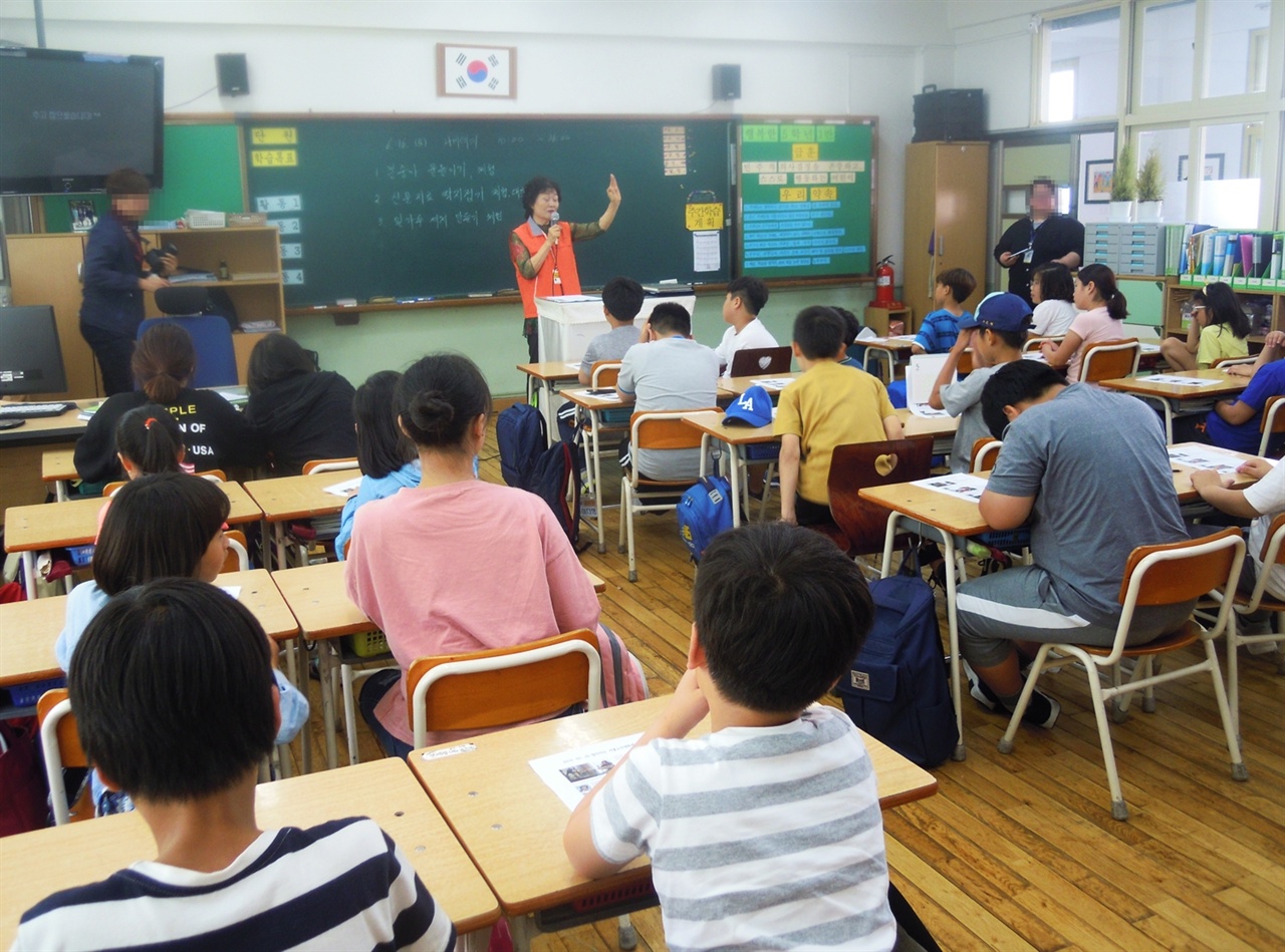  초등학교에서 영화상영을 마치고 해설하는 안경준 도슨트