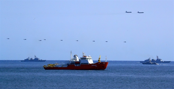  10일 제주 국제관함식이 열릴 예정인 가운데 8일 오후 서귀포 앞바다에서 해군 함정과 헬리콥터 등이 해상사열 예행연습을 하고 있다. 