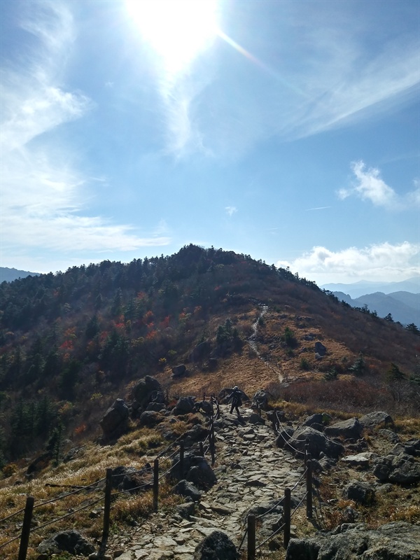  세석으로 가는길, 눈부신 햇살과 평화로운 능선