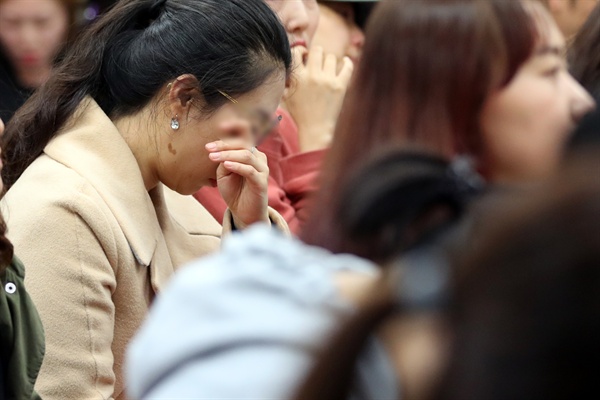  교비를 숙박업소, 성인용품점에서 쓰거나 아파트 관리비와 노래방비용 등으로 내는 등 약 7억원을 부당하게 사용한 것으로 조사된 동탄 환희유치원의 전 원장 A씨와 운영에 참여한 두 아들이 17일 오후 경기도 화성시 동탄 환희유치원 강당에서 학부모들 앞에 서자 한 학부모가 눈물을 흘리고 있다. A씨는 지난해 7월 교육청으로부터 파면 조치를 받았지만 이후 총괄부장으로 지내며 원장을 공석으로 두고 사실살 유치원을 운영해온 것으로 밝혀졌다. 2018.10.17