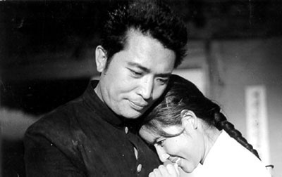 1961년 작 영화 <상록수>의 한 장면 신상옥 감독이 만든 1961년 작 영화 <상록수>는 배우 신영균이 박동혁 역을, 배우 최은희가 채영신 역을 맡았다. 