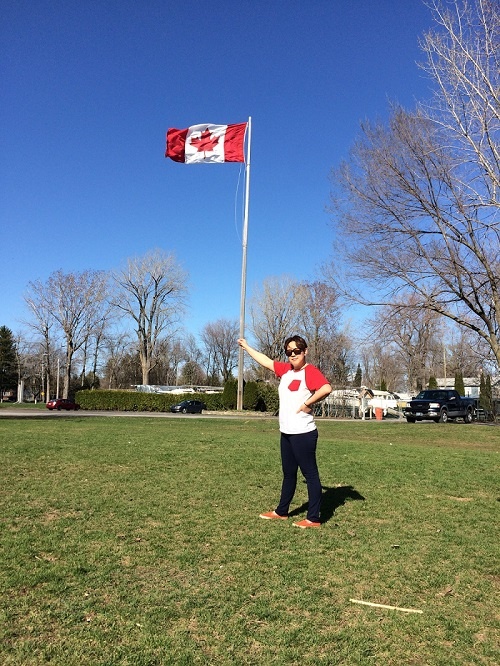 집 근처 공원. 아내가 캐나다 국기를 들고있는 척 하고 있다.