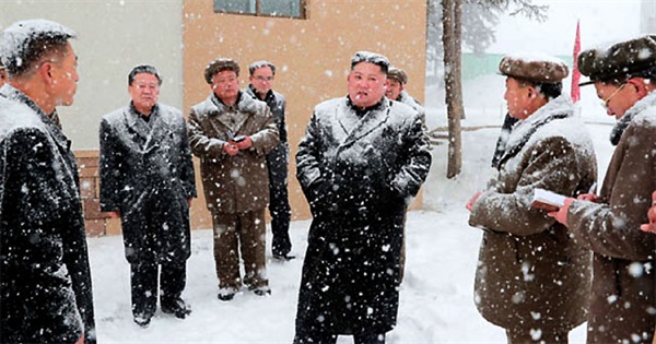 <로동신문>이 김정은 북한 국무위원장이 리모델링 공사가 진행되고 있는 양강도 삼지연군 건설현장을 방문했다고 30일 보도했다. 