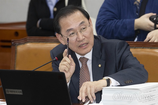 Jung Yoo-seop, membre du Conseil de sécurité nationale au pouvoir, pose des questions au secrétaire général du président Roh lors de l'inspection du comité directeur de l'Assemblée nationale qui s'est tenue à l'Assemblée nationale de Yeouido à Séoul le 6 juin.