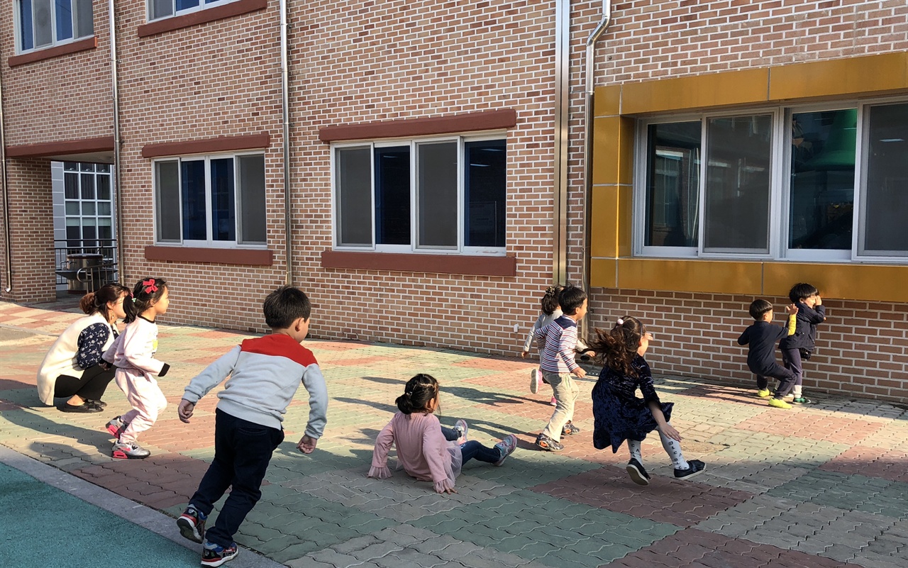 충남 1호 공립단설유치원인 천안일봉유치원 어린이들이 방과후 교정에서 '무궁화 꽃이 피었습니다' 놀이를 하고 있다.