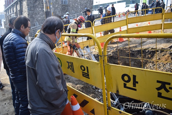 충정로 사고현장 인근 주민들은 '불안불안' 25일 서울 서대문구 충정로 주민들이 KT 아현지사 화재 복구 현장을 지켜보고 있다.