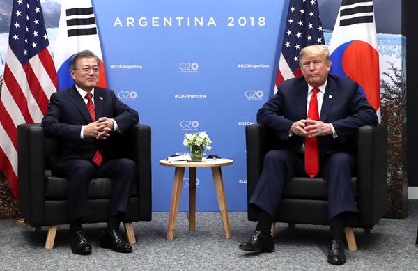  문재인 대통령이 11월 30일 오후(현지시간) 아르헨티나 부에노스아이레스 코스타 살게로 센터에서 도널드 트럼프 미국 대통령을 만나 얘기를 나누고 있다.