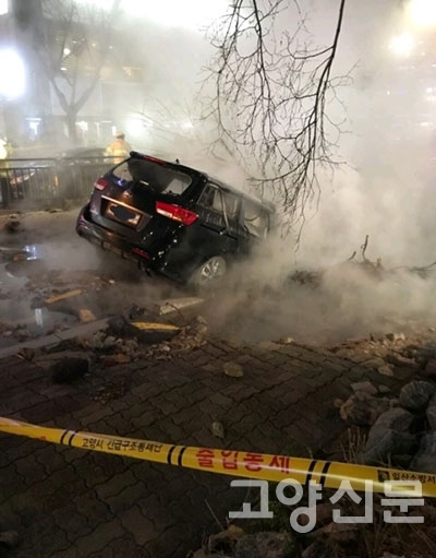 지난 2018년 12월 고양시 백석역 인근지하에 매설된 한국지역난방공사의 열수송관이 파열돼 1명이 사망하고 수십명이 다치는 사고가 발생했다. 사고 당시 사진.