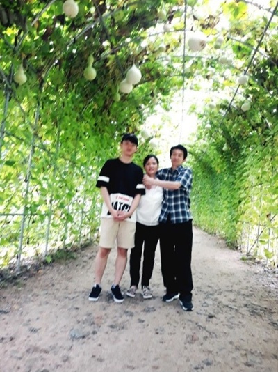  지난 11일 태안화력발전소에서 작업 중 사망한 김용균 씨의 부모님이 공개한 생전 사진.