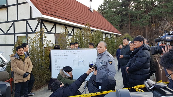  18일 김진복 강릉경찰서장이 사고가 발생한 펜션 현장에서 사건 경위에 대한 브리핑을 하고있다.
