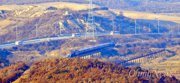 26일 오전 북측 판문역에서 열리는 남북 철도·도로 연결 및 현대화 사업 착공식 참석자 등을 실은 열차가  도라산역 CIQ를 지나 판문역으로 향하고 있다.