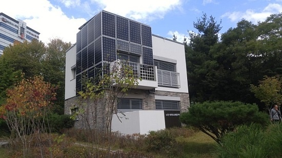  노원이지하우스가 운영하는 체험주택. 지난해 11월부터 일반인 등을 대상으로 1박 2일 숙박체험 프로그램을 진행하고 있다. 외벽에 설치된 태양광 패널이 보인다.